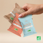 Energy balls NEA MAMA grossesse, allaitement et boost de fer tenues à la main, snacks nutritionnels pour accompagner toutes les étapes de la maternité.