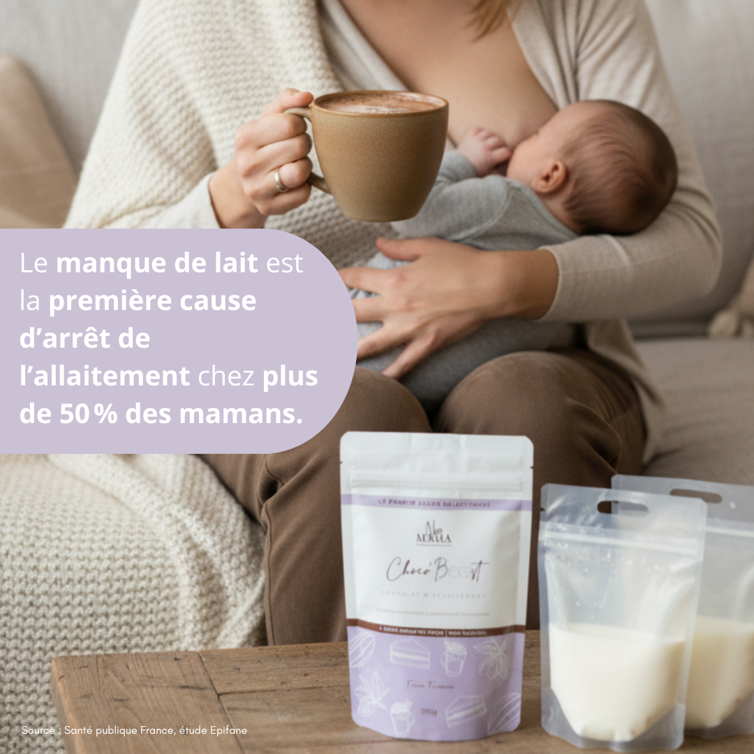 Maman allaitant son bébé en savourant un chocolat chaud ChocoBoost Tiramisu NEA MAMA