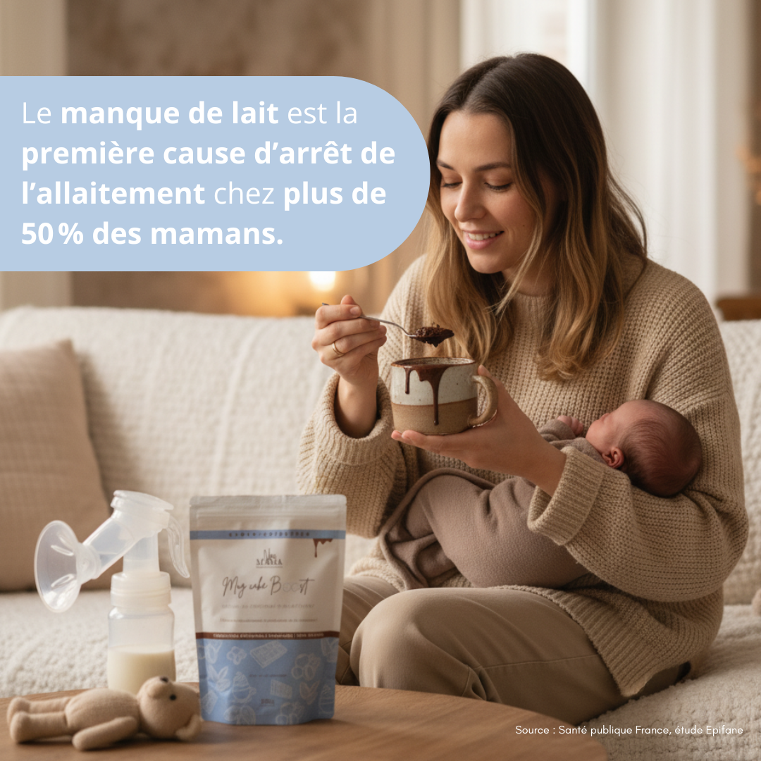 Maman allaitante dégustant un mug cake galactogène NEA MAMA choco-noisettes