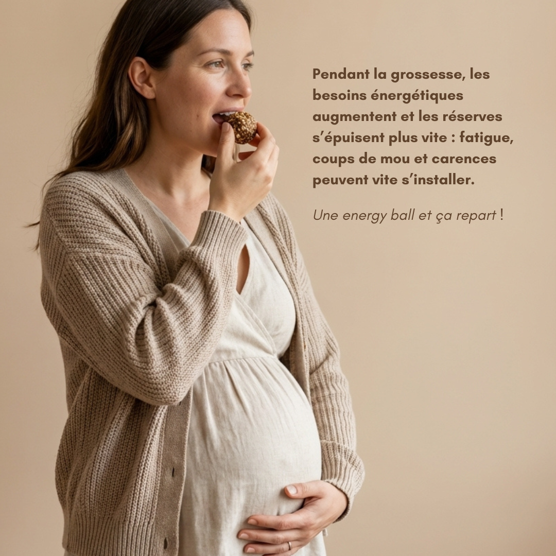 Femme enceinte savourant une energy ball grossesse pour lutter contre les coups de fatigue.
