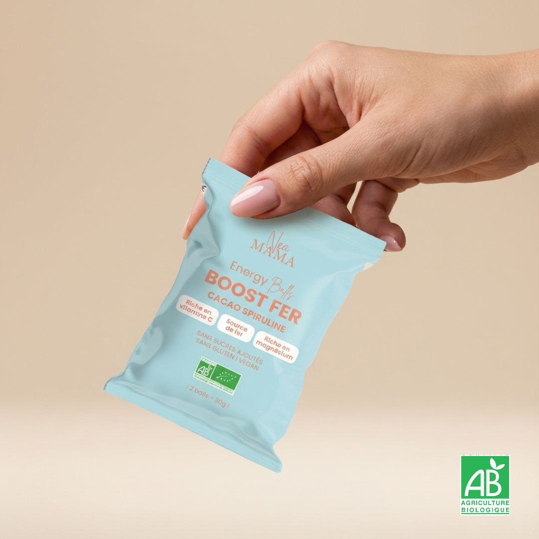 Energy ball Boost de fer NEA MAMA tenue à la main, snack naturel pour lutter contre la fatigue liée aux carences en fer.