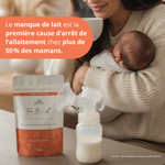 Maman allaitante buvant une tisane NEA MAMA pendant un moment de détente avec son bébé, soutien naturel de la lactation.