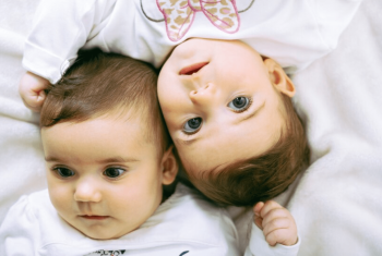 bébé jumeaux