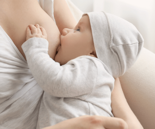 Femme qui allaite bébé