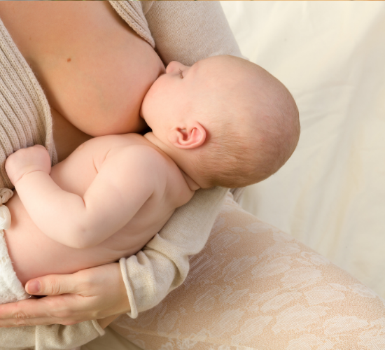 Maman qui allaite bébé